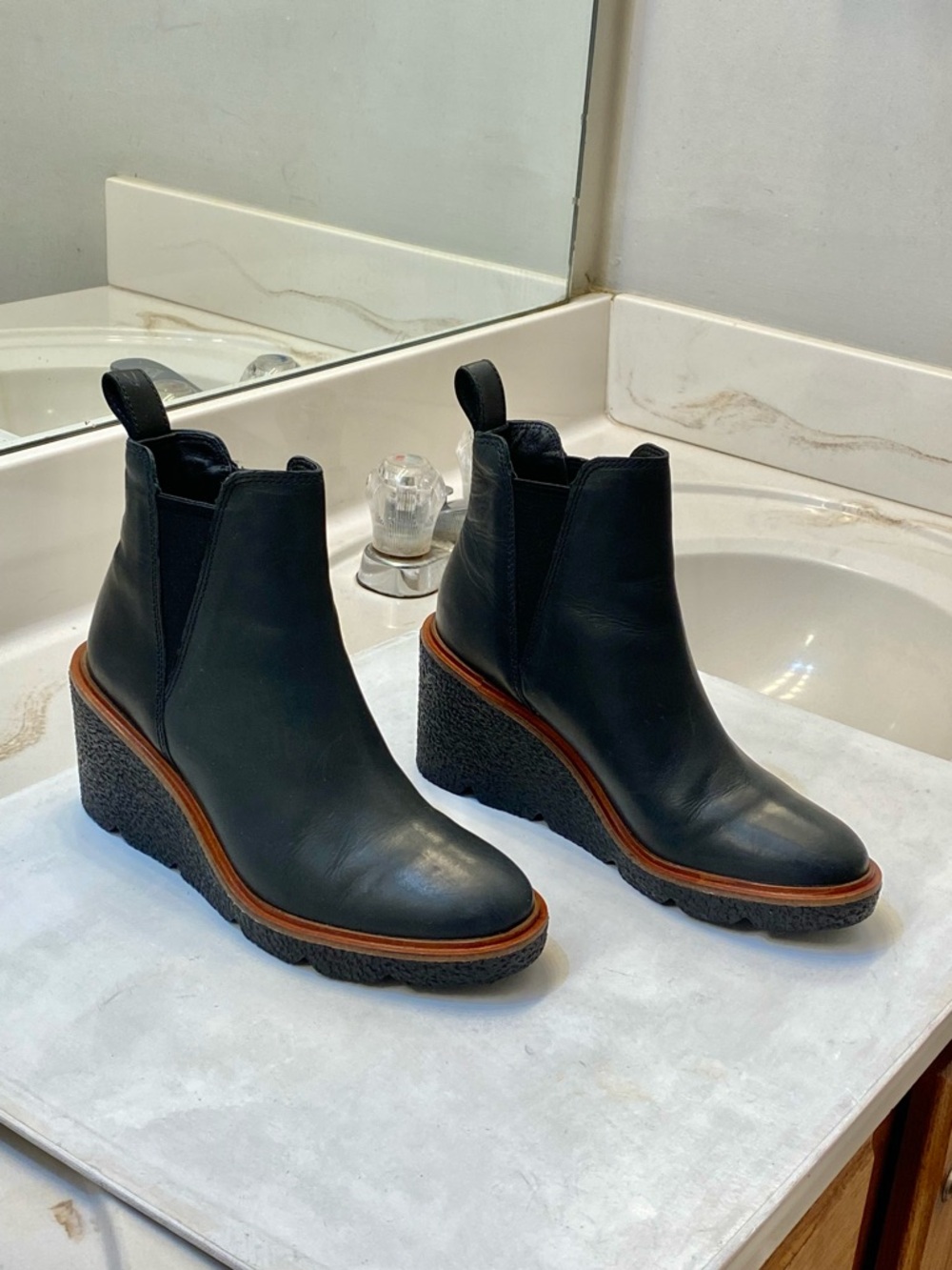 Clarks Clarkford Women wedge ankles boot size 6.5M excellent condition clean